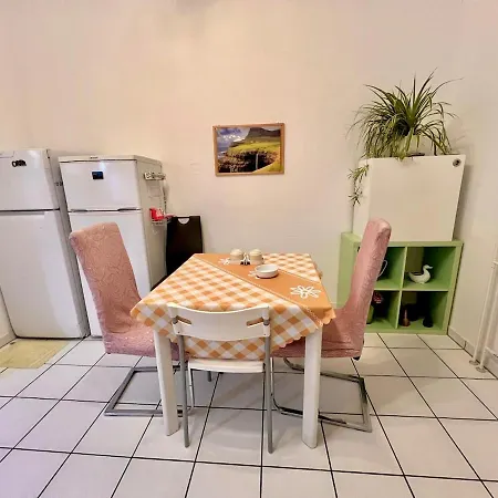 Apartment Cozy 2-room-apartment On Zoo Park In District 2
