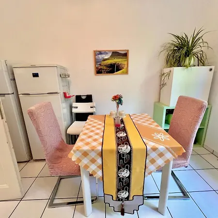Apartment Cozy 2-room-apartment On Zoo Park In District 2 *